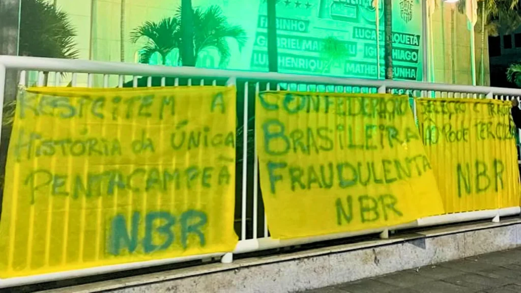 Protesto na CBF cobra mudanças após eliminação do Brasil na Copa do Mundo de 2026