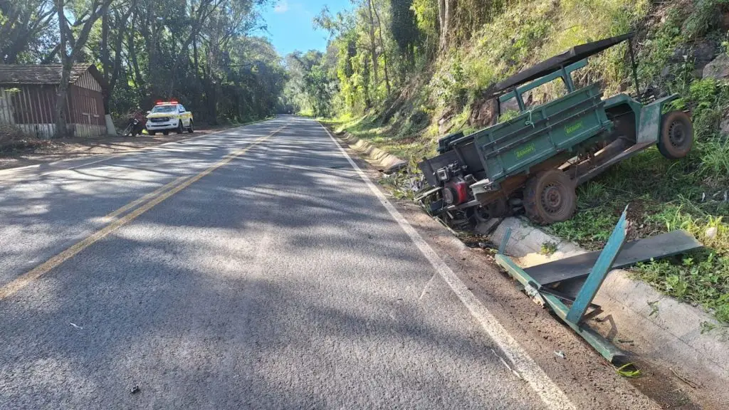 Idoso fica gravemente ferido após colisão traseira entre carro e veículo artesanal