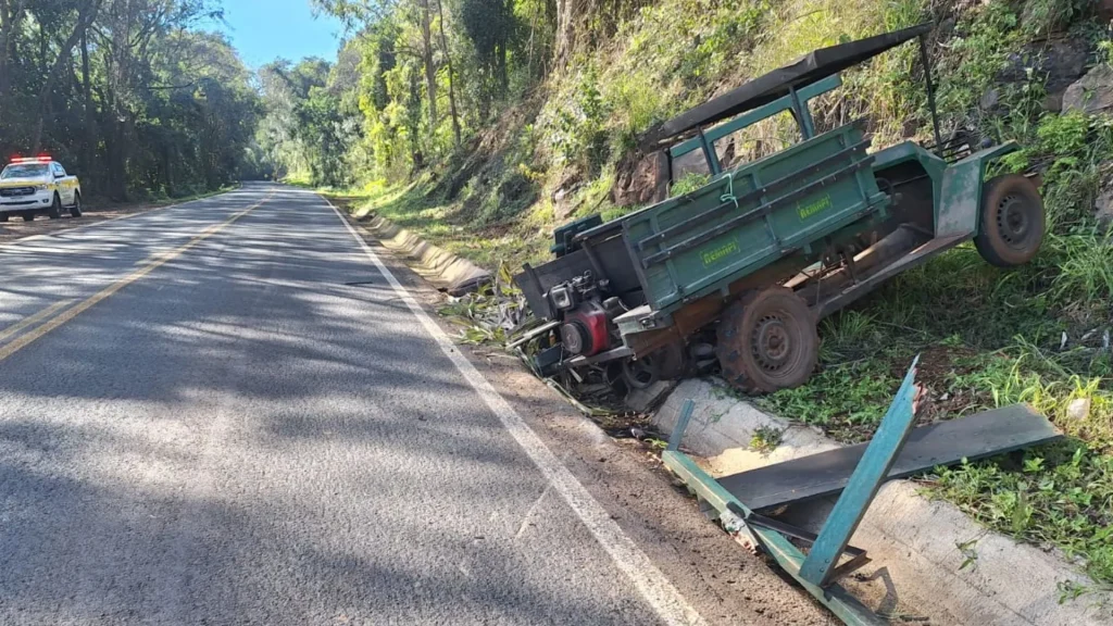 Idoso fica gravemente ferido após colisão traseira entre carro e veículo artesanal