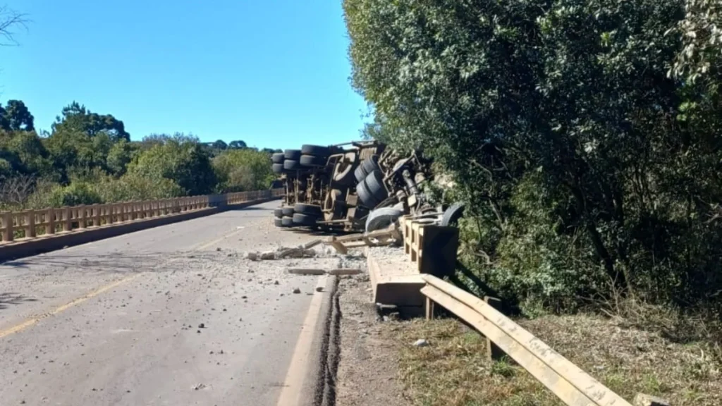 Motorista fica soterrado após capotamento de carreta em Campos Novos
