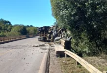 Motorista fica soterrado após capotamento de carreta em Campos Novos Motorista fica soterrado após capotamento de carreta em Campos Novos