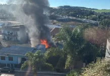Incêndio destrói parcialmente casa de madeira em Fraiburgo Incêndio destrói parcialmente casa de madeira em Fraiburgo