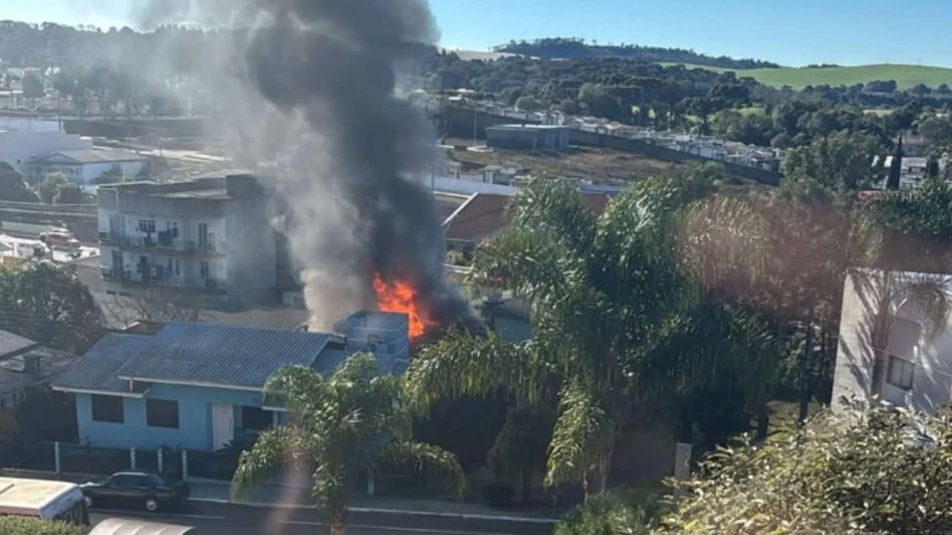 Incêndio destrói parcialmente casa de madeira em Fraiburgo