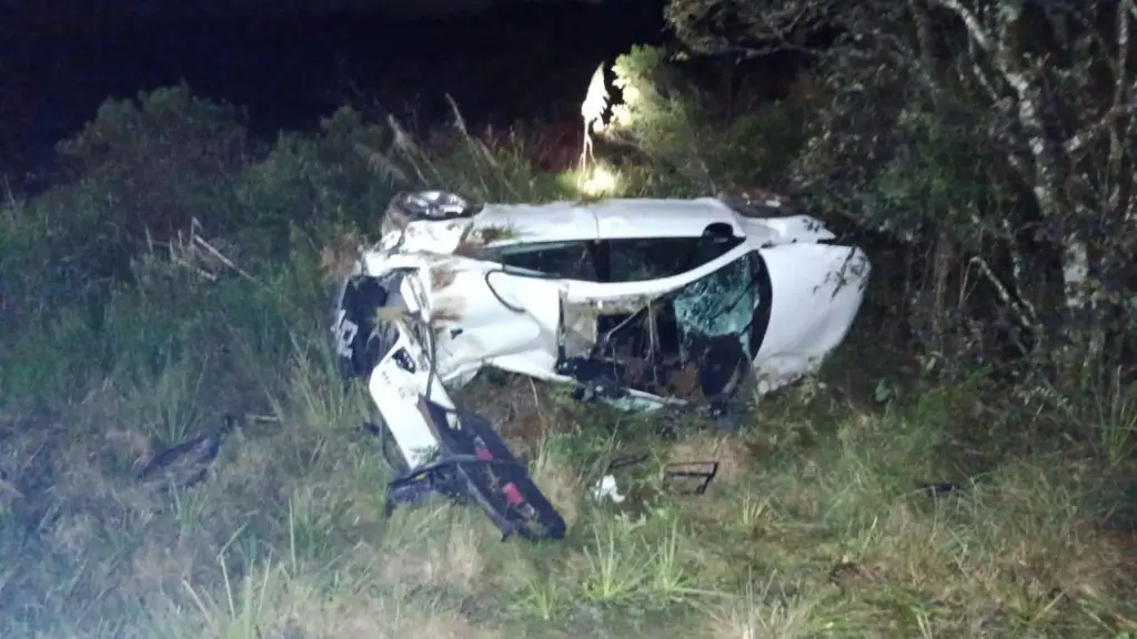 Motorista fica inconsciente após carro despencar em ribanceira na BR-116 em Santa Cecília