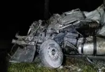 Carreta rompe guard-rail e despenca em ribanceira; motorista morre Carreta rompe guard-rail e despenca em ribanceira; motorista morre