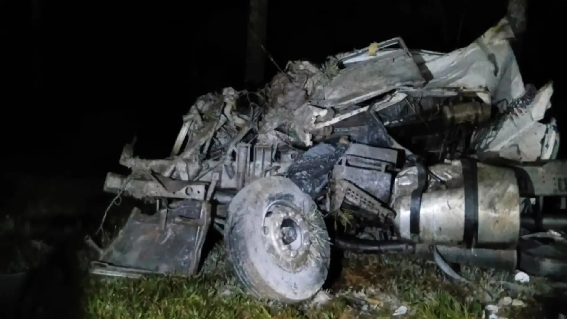 Carreta rompe guard-rail e despenca em ribanceira; motorista morre
