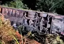 Ônibus com 67 passageiros sai da pista, tomba e deixa três mortos no Oeste de SC Ônibus com 67 passageiros sai da pista, tomba e deixa três mortos no Oeste de SC