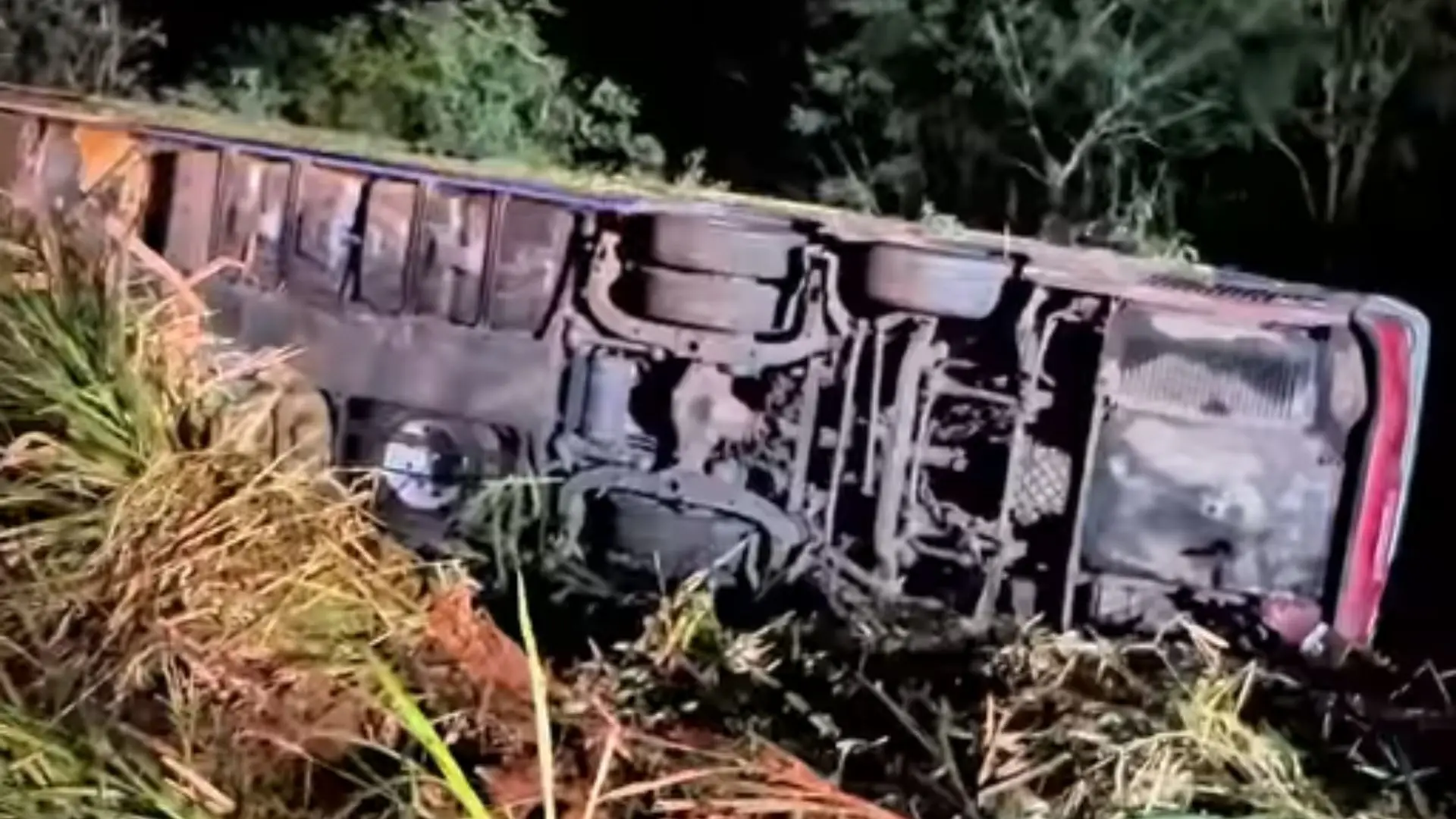 Ônibus com 67 passageiros sai da pista, tomba e deixa três mortos no Oeste de SC