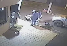 Policiais salvam bebê de apenas 11 dias após engasgamento Policiais salvam bebê de apenas 11 dias após engasgamento