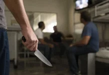Homem é condenado a 13 anos de prisão por tentar matar colegas após discussão por volume da TV Homem é condenado a 13 anos de prisão por tentar matar colegas após discussão por volume da TV
