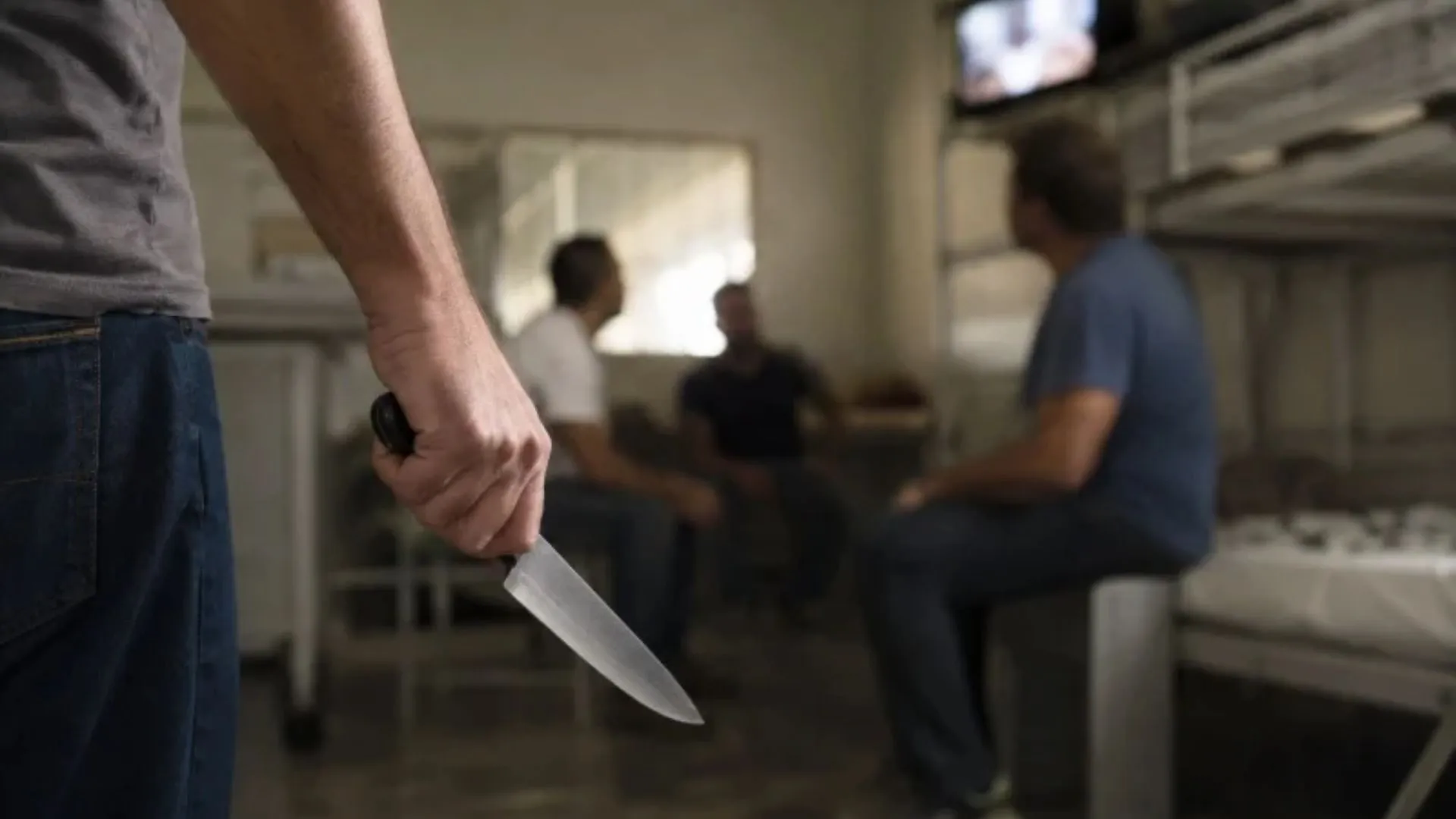 Homem é condenado a 13 anos de prisão por tentar matar colegas após discussão por volume da TV