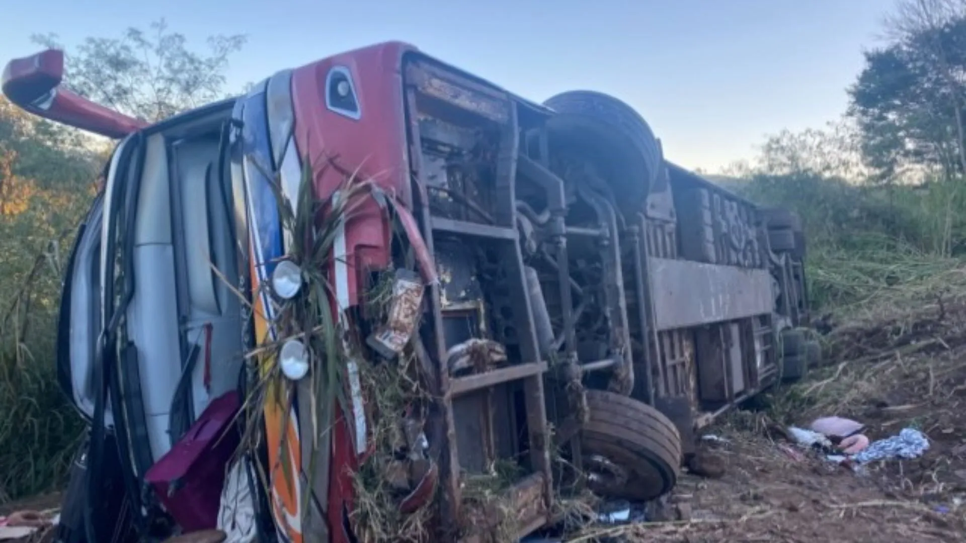 Quarta morte é confirmada após grave acidente com ônibus no Oeste