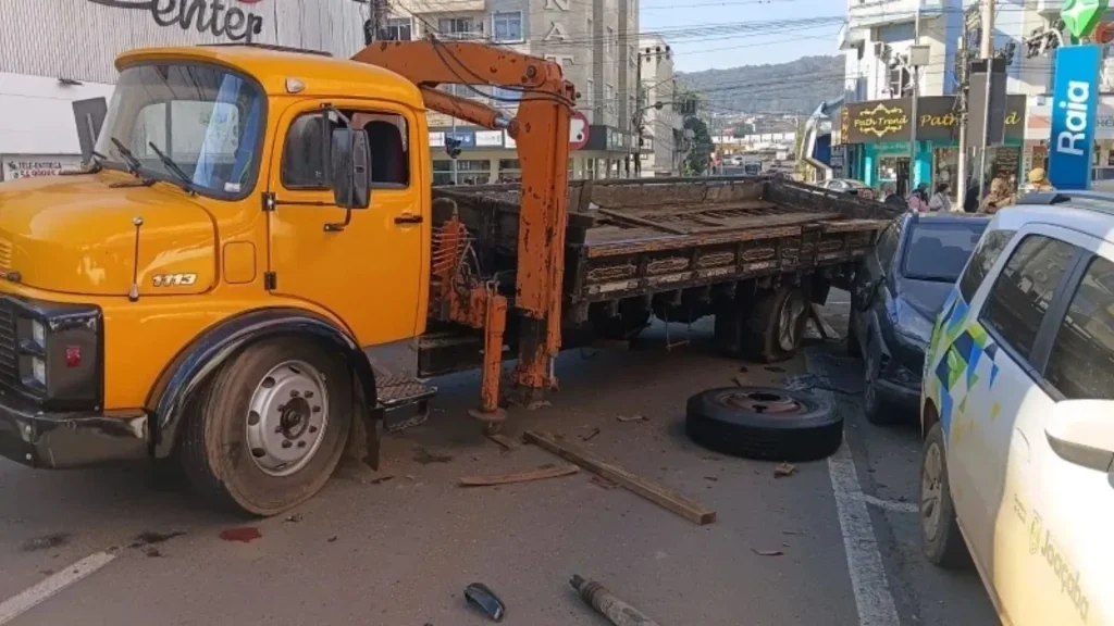 Acidente entre dois caminhões e um carro assusta motoristas no Centro de Joaçaba