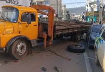 Acidente entre dois caminhões e um carro assusta motoristas no Centro de Joaçaba Acidente entre dois caminhões e um carro assusta motoristas no Centro de Joaçaba