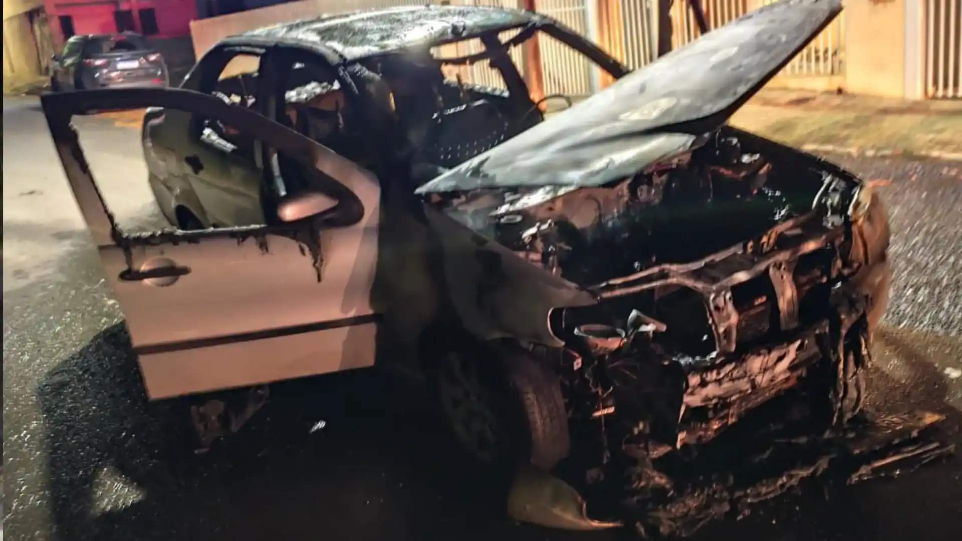 Incêndio destrói carro no bairro São Pedro, em Porto União