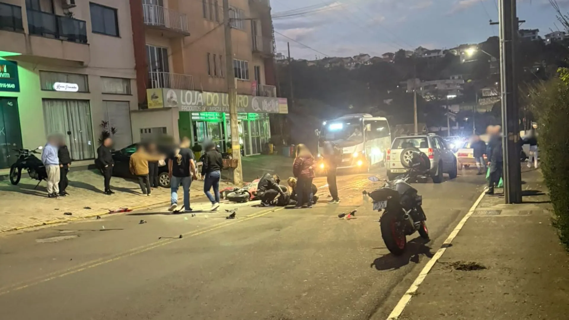Motociclista fica ferido após colisão frontal com carro em Videira