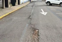 Rua Bom Sucesso é parcialmente interditada após afundamento no pavimento Rua Bom Sucesso é parcialmente interditada após afundamento no pavimento