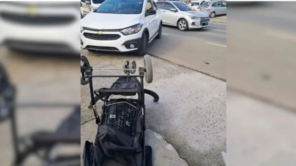 Mãe e bebê de três meses são atropelados; carrinho é arremessado