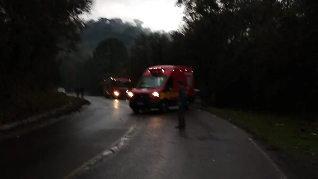 Capotamento envolvendo dois veículos é registrado na SC-464 entre Arroio Trinta e Iomerê
