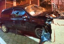 Motorista fica ferido após bater contra muro em Rio das Antas Motorista fica ferido após bater contra muro em Rio das Antas