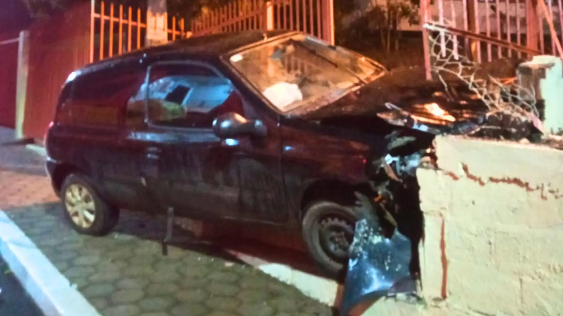Motorista fica ferido após bater contra muro em Rio das Antas