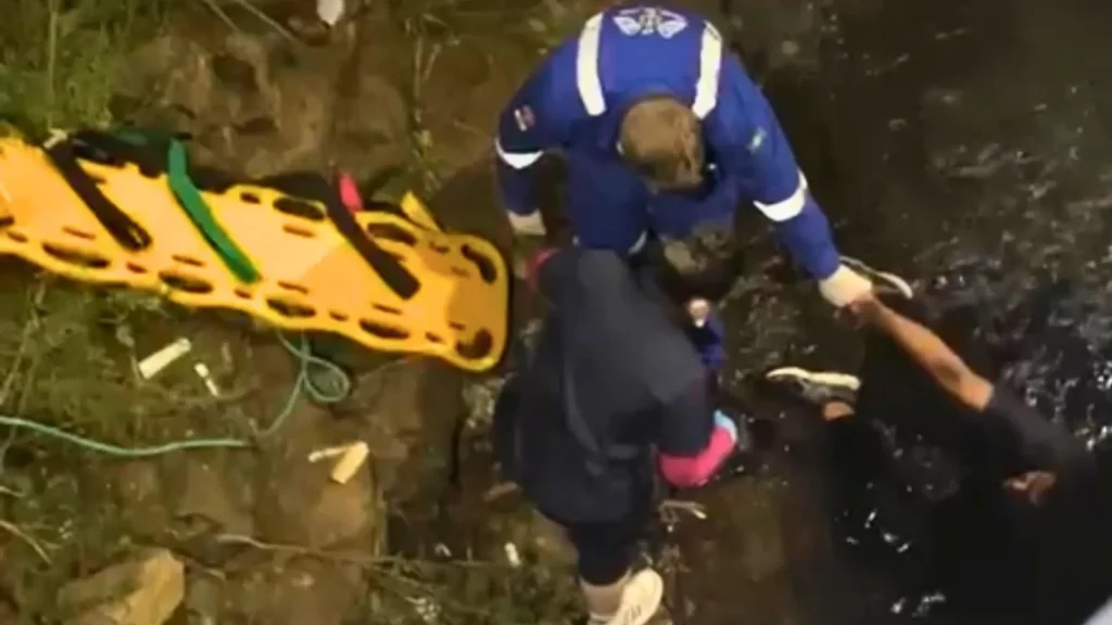 Homem fica ferido após cair de ponte de cerca de 4 metros