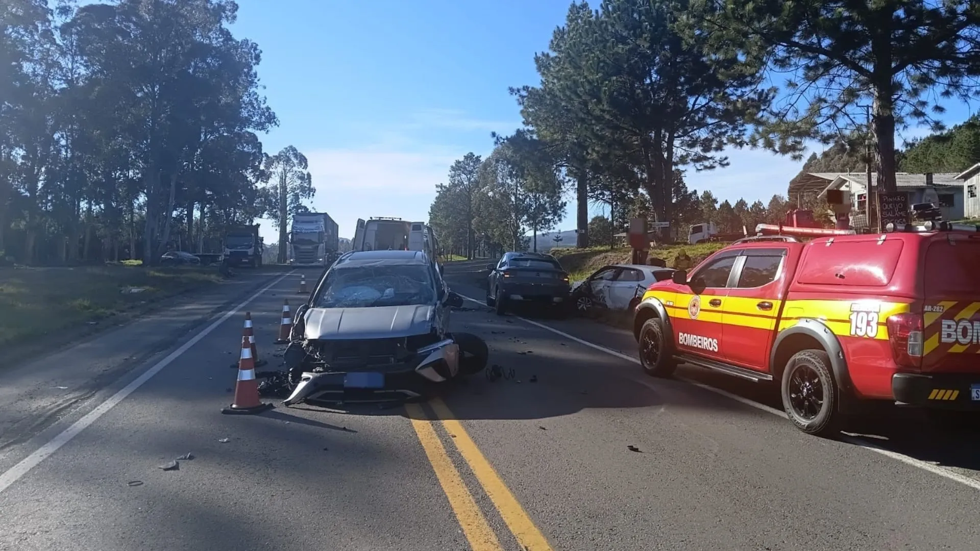 Acidente com quatro veículos deixa dois feridos na BR-470