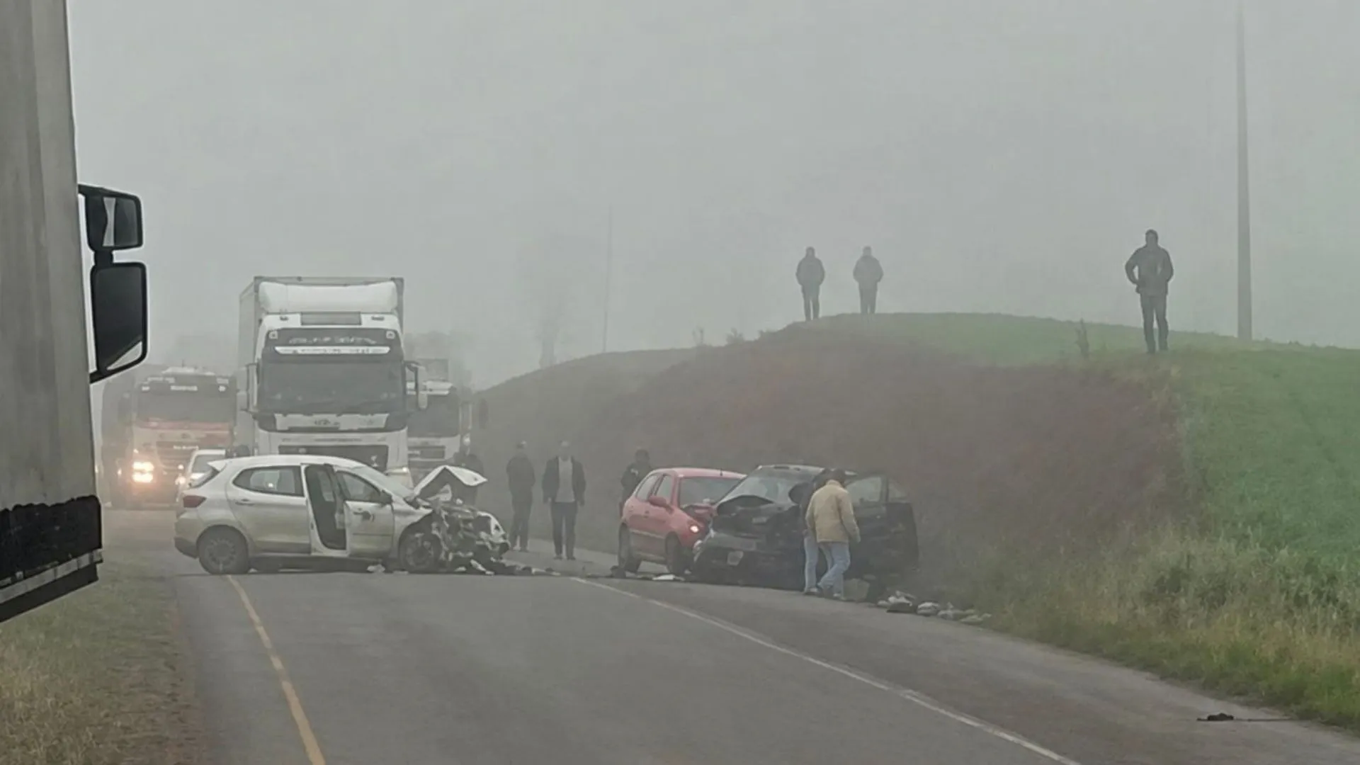 Acidente com três veículos deixa uma pessoa morta na BR-470