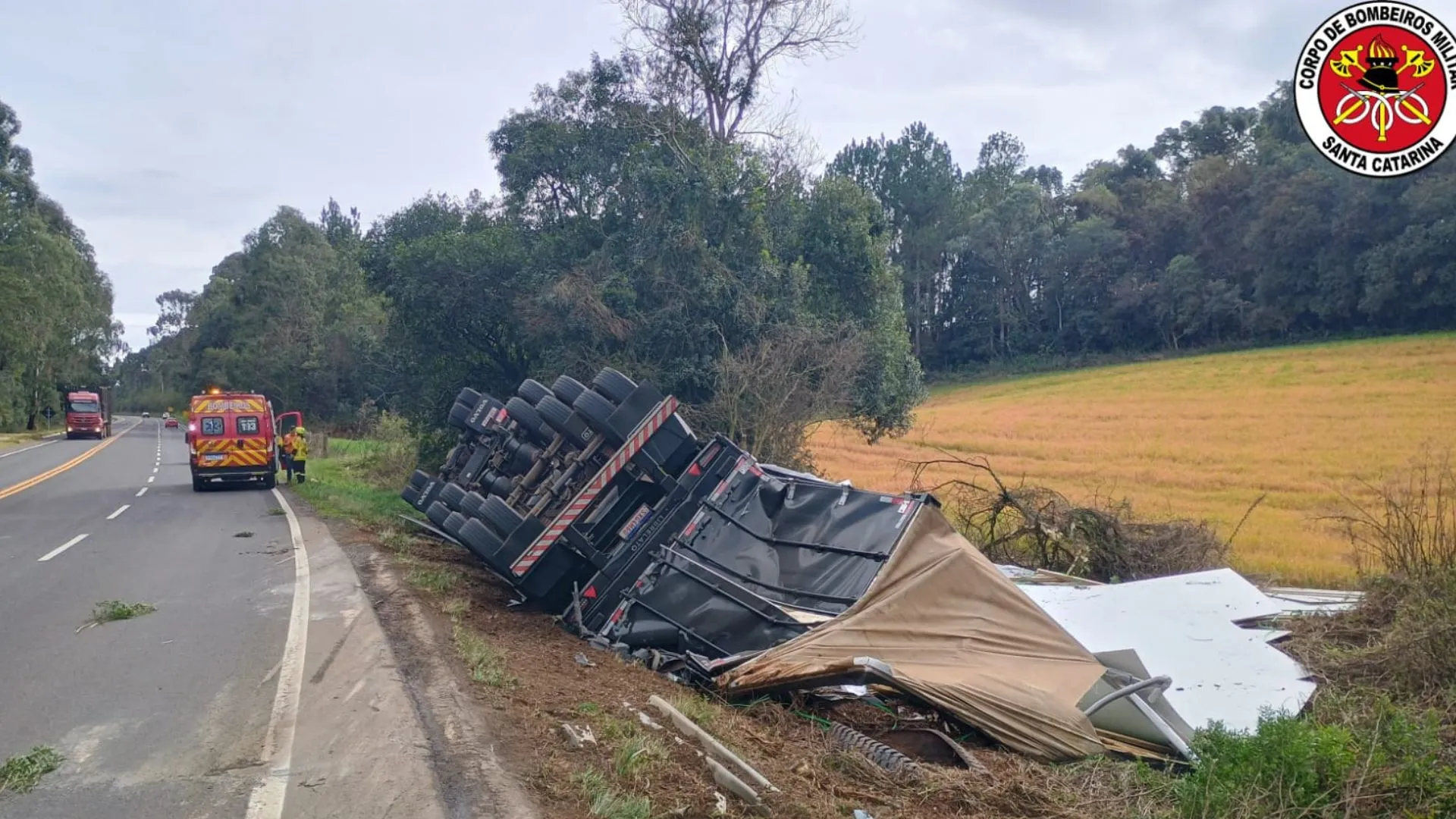 Carreta carregada com MDF tomba na SC-350 em Lebon Régis