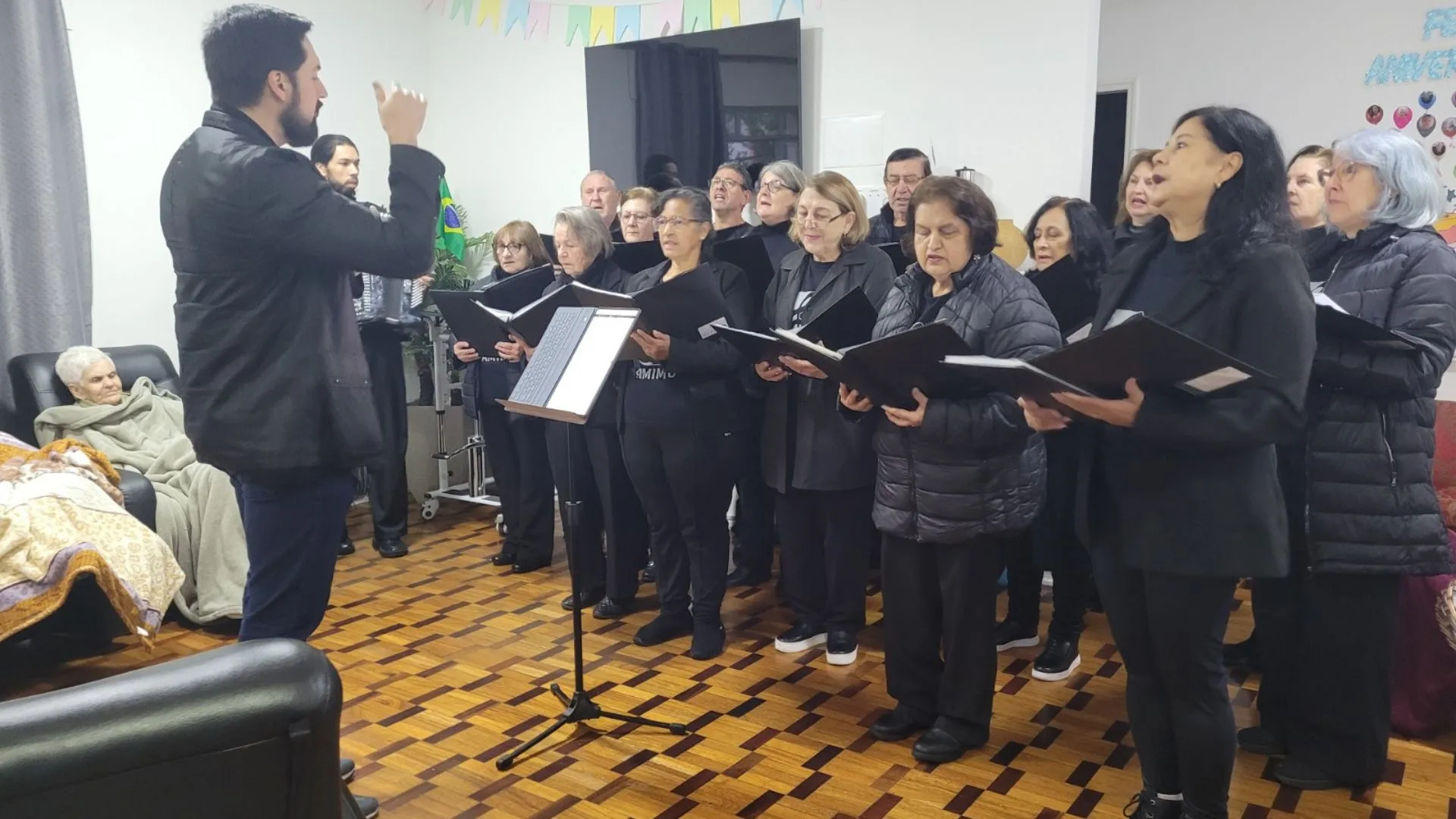 Amimu leva música aos idosos Casa Lar Viva Bem em Caçador