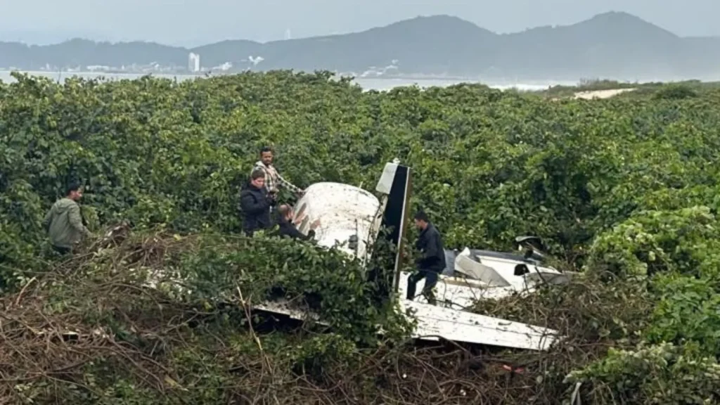 Avião de pequeno porte cai no litoral de SC e deixa dois feridos