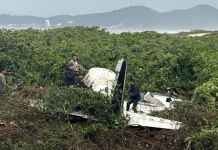 Avião de pequeno porte cai no litoral de SC e deixa dois feridos Avião de pequeno porte cai no litoral de SC e deixa dois feridos
