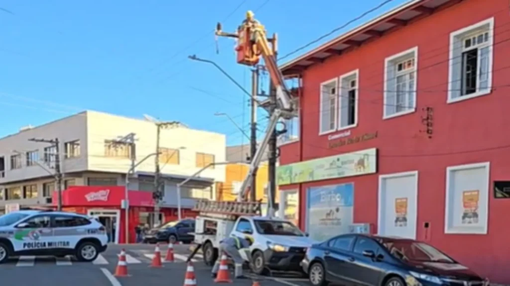 Rompimento de cabos deixa parte do Centro de Caçador sem energia