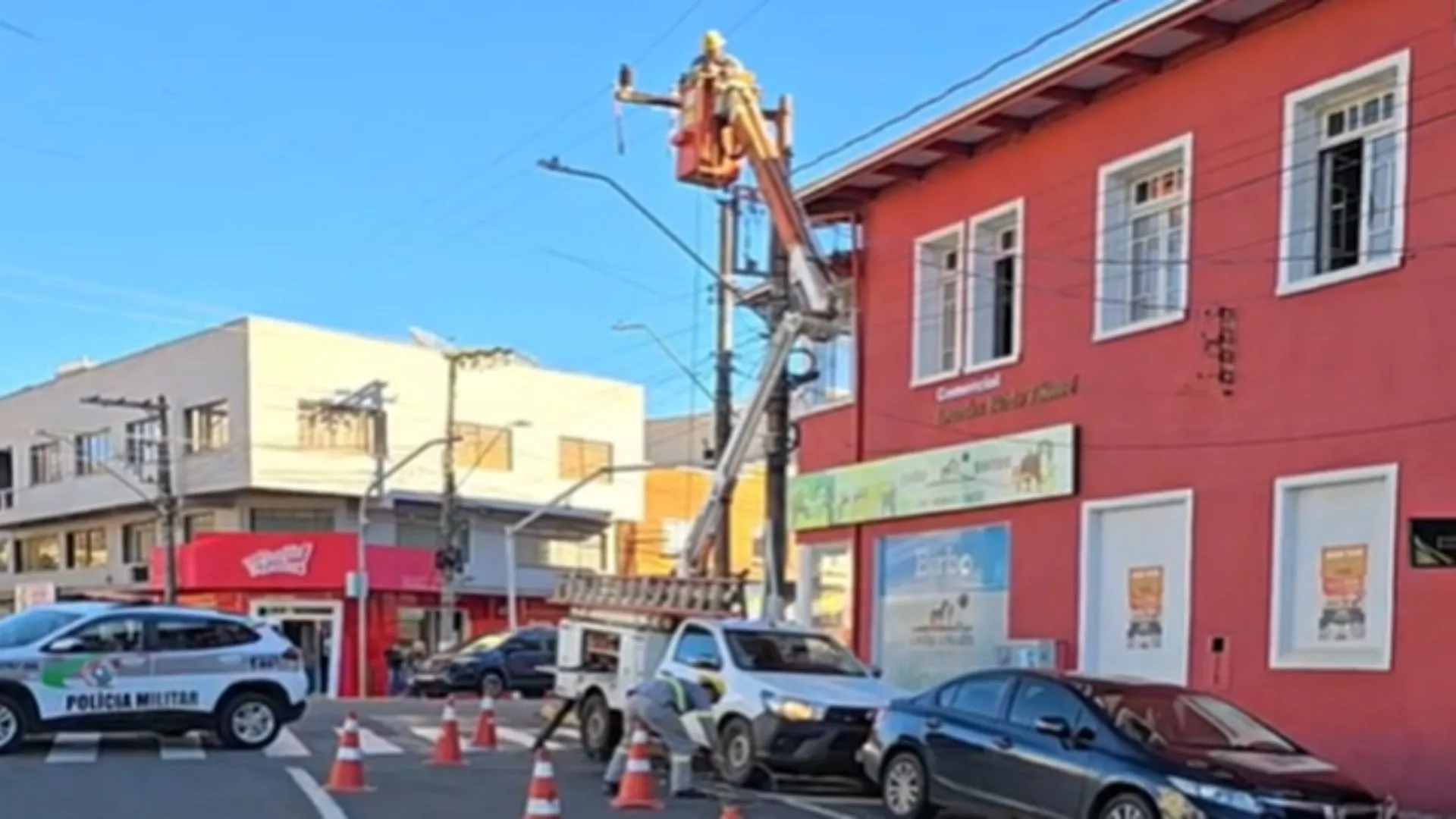 Rompimento de cabos deixa parte do Centro de Caçador sem energia
