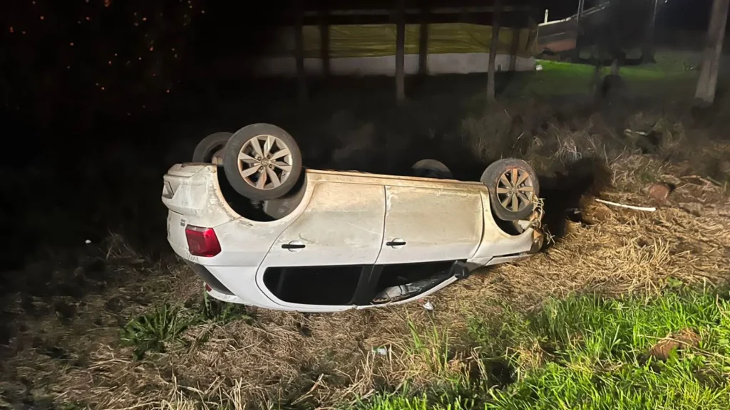Jovens ficam feridos após carro capotar na SC-355 em Iomerê