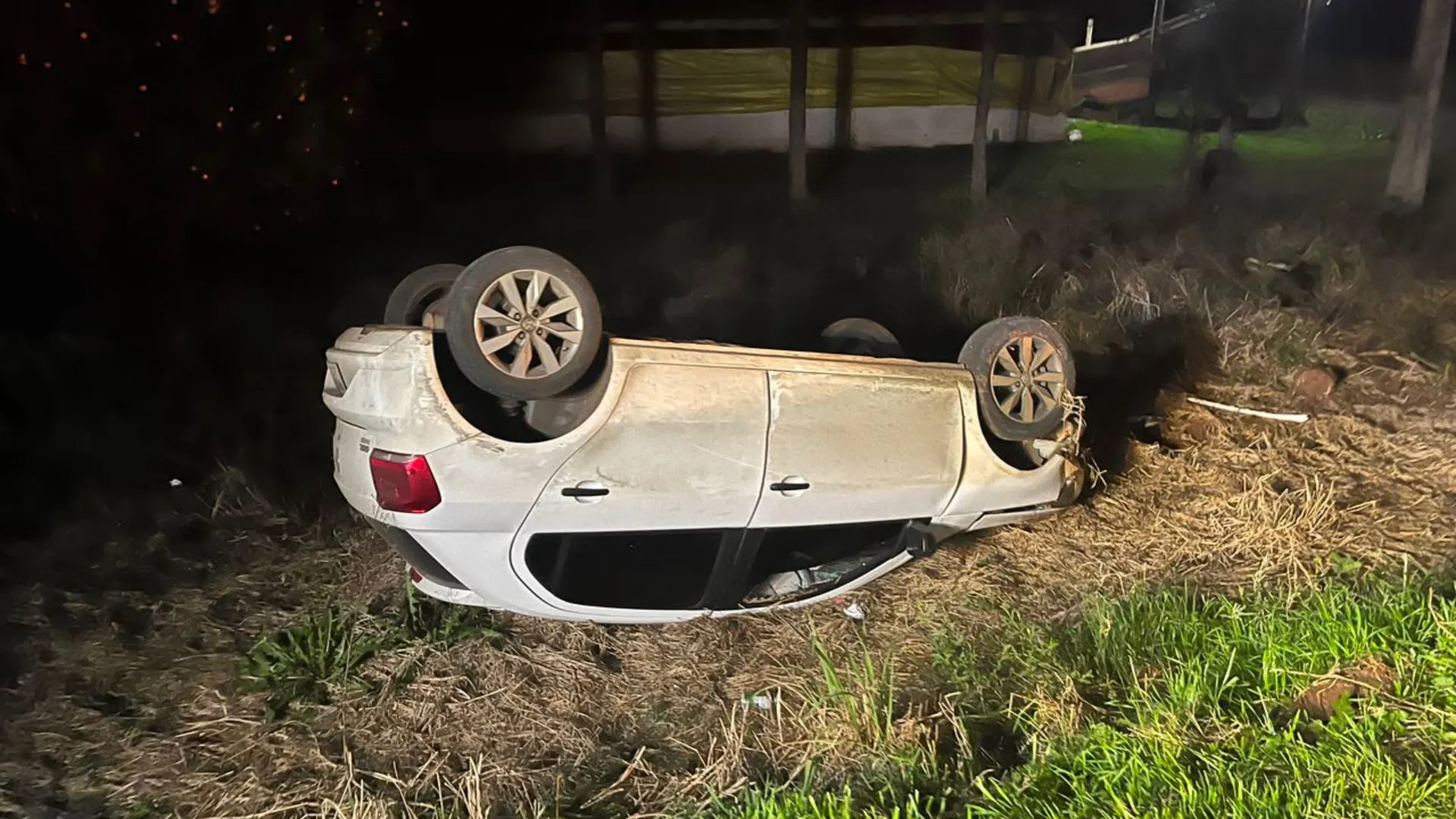 Jovens ficam feridos após carro capotar na SC-355 em Iomerê