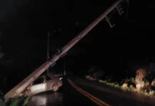 Motorista é socorrido após colisão contra poste de energia em Videira Motorista é socorrido após colisão contra poste de energia em Videira