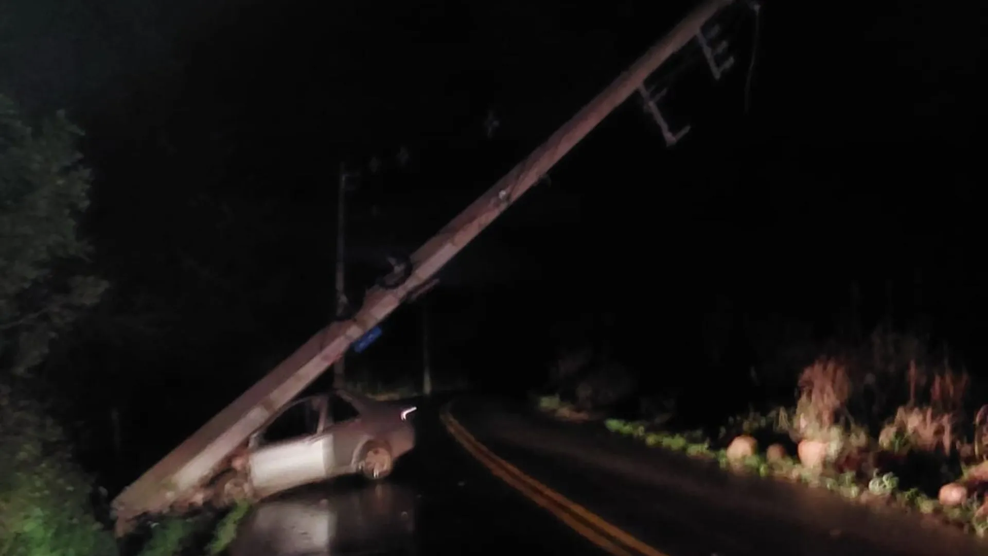 Motorista é socorrido após colisão contra poste de energia em Videira