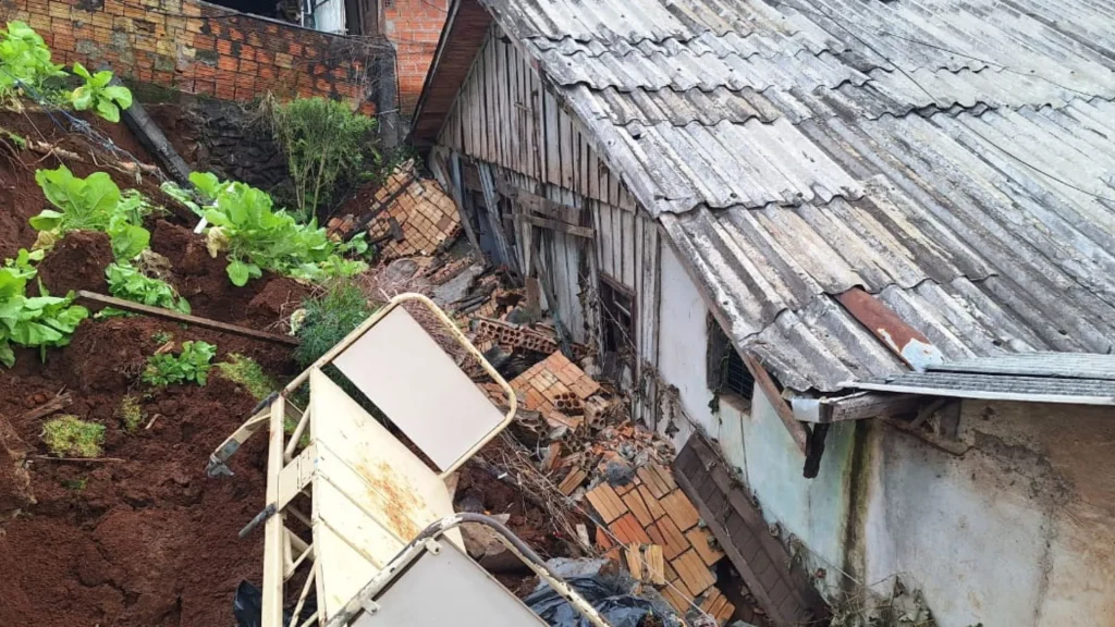 Desmoronamento de terra atinge casa e mobiliza Defesa Civil