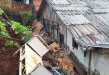 Desmoronamento de terra atinge casa e mobiliza Defesa Civil Desmoronamento de terra atinge casa e mobiliza Defesa Civil