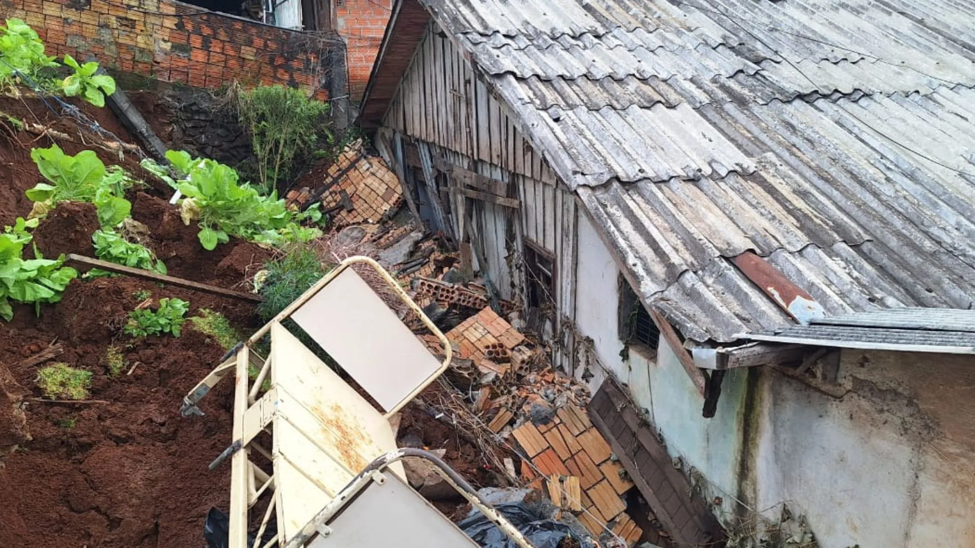 Desmoronamento de terra atinge casa e mobiliza Defesa Civil