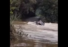 Família escapa da morte antes de carro ser arrastado por rio em SC Família escapa da morte antes de carro ser arrastado por rio em SC