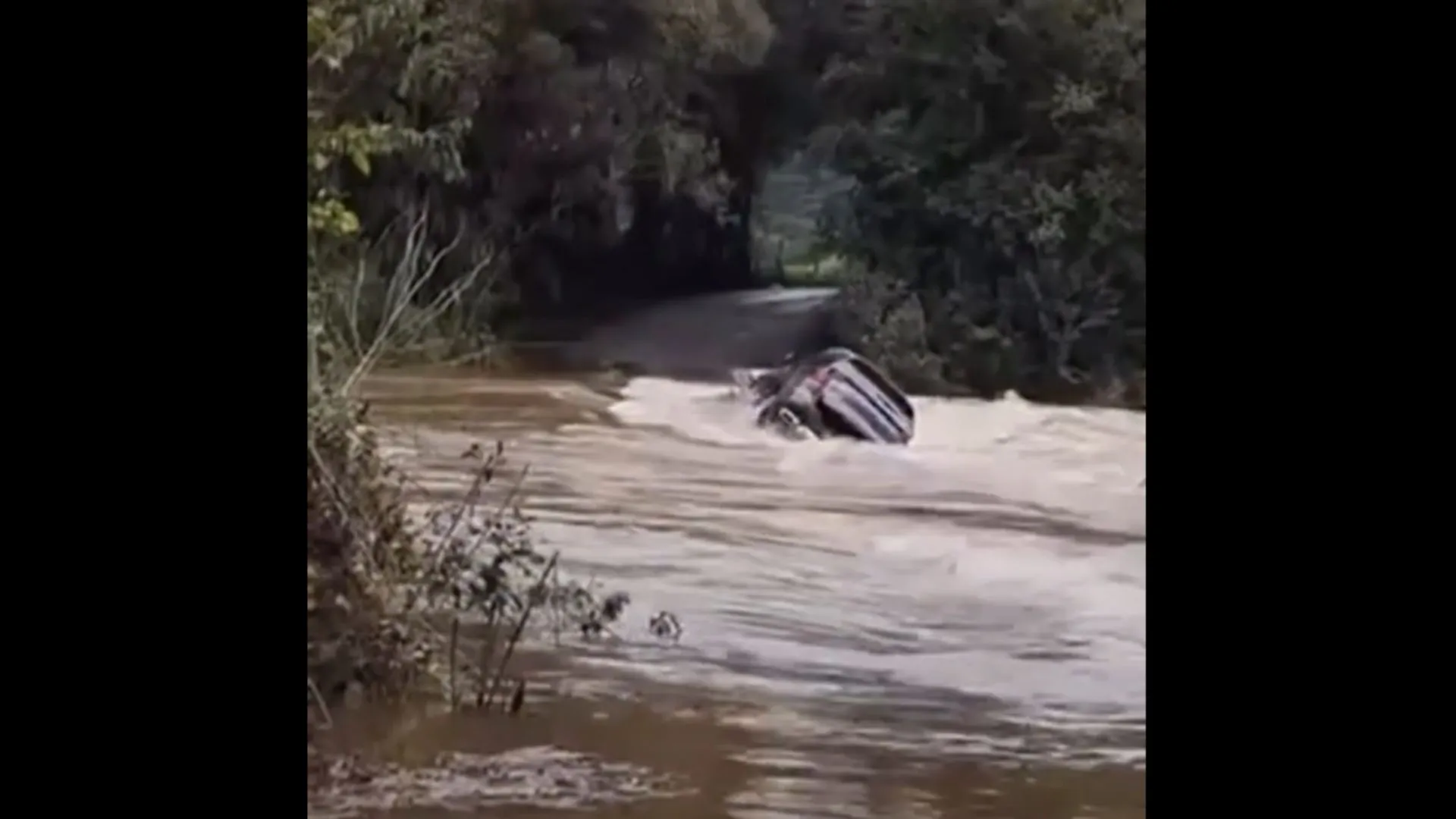 Família escapa da morte antes de carro ser arrastado por rio em SC