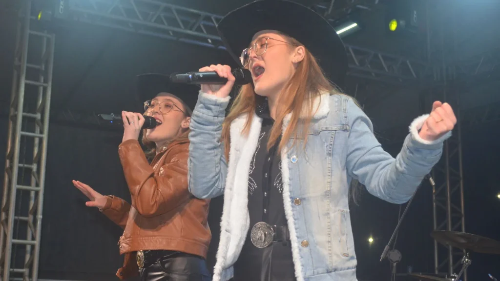 Kamile e Karoline vencem o 14º Festival Caçanjurê da Canção