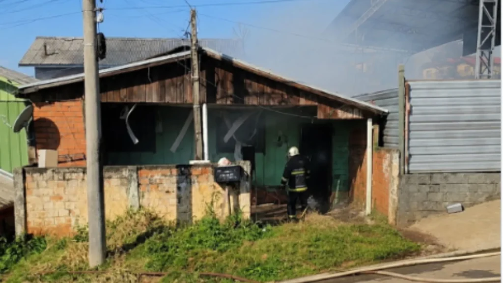 Incêndio atinge casa no bairro Alto Bonito, em Caçador