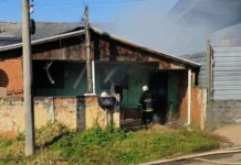 Incêndio atinge casa no bairro Alto Bonito, em Caçador Incêndio atinge casa no bairro Alto Bonito, em Caçador