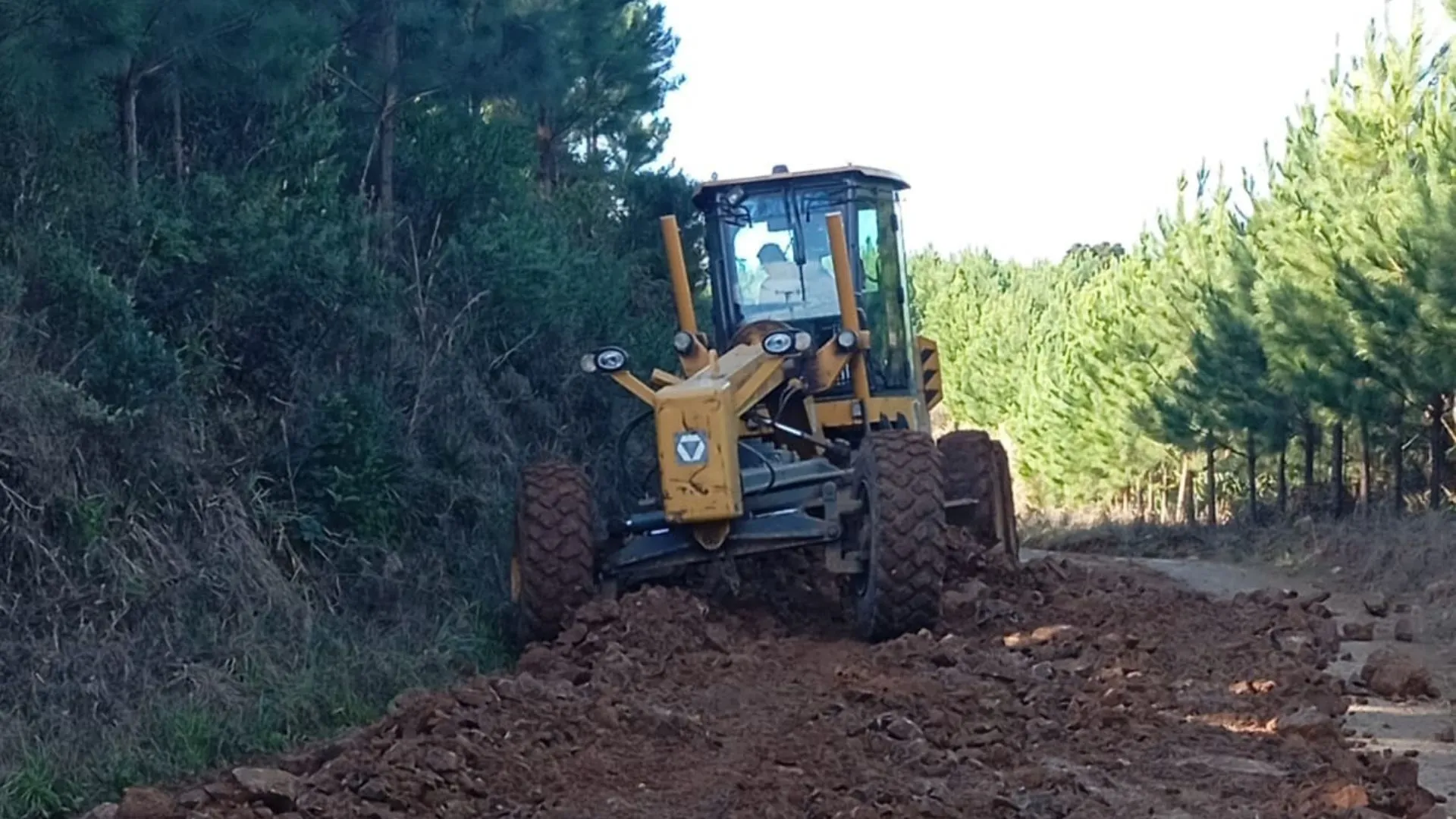 Prefeitura de Caçador mantém frentes de trabalho nas estradas do interior