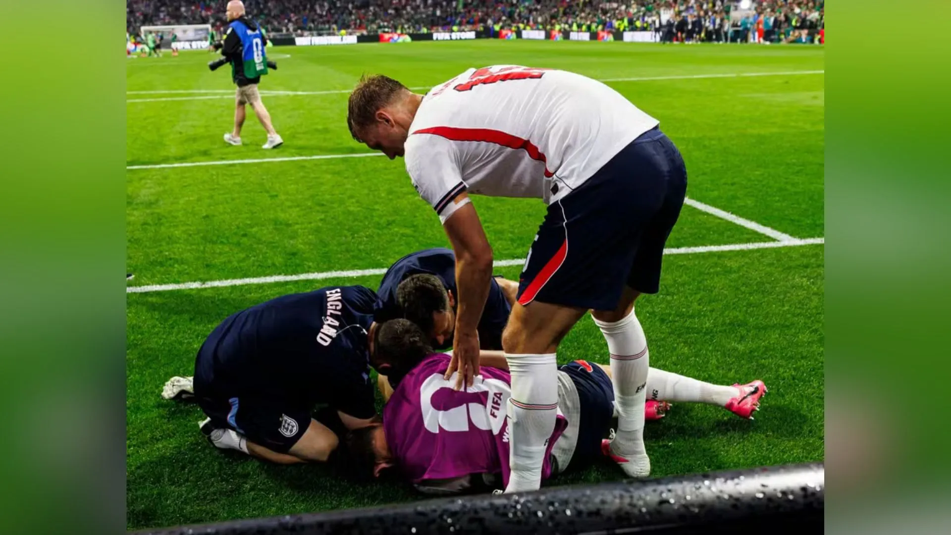Jogador da Inglaterra se machuca em comemoração e é levado ao hospital