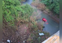 Mulher morre após carro cair de ponte no Oeste de SC Mulher morre após carro cair de ponte no Oeste de SC