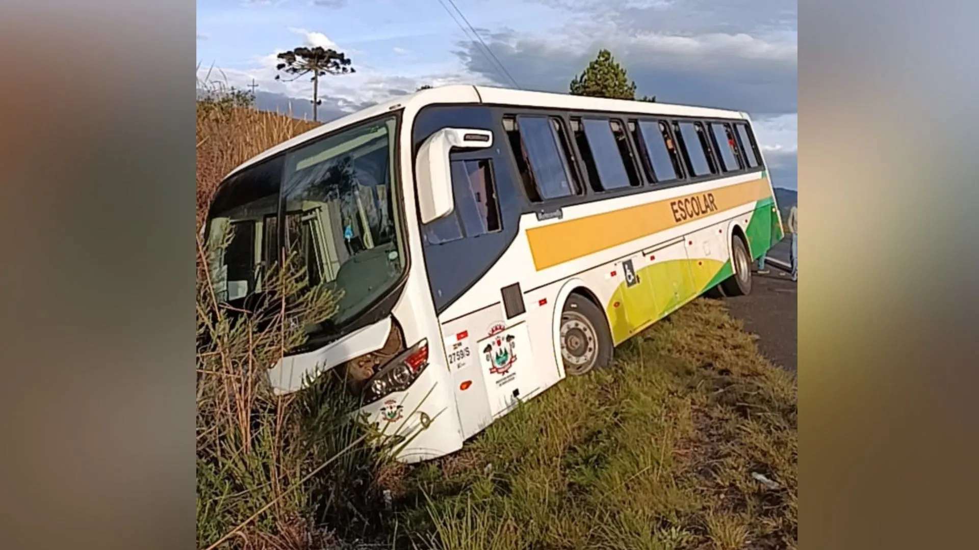 Ônibus escolar bate em barranco após falha mecânica